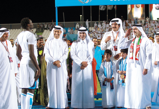 "سيف بن زايد يحيي المحترف سانغاهور الذي وقف مشدوداً احتراماً لرئيس النادي قبل تتويجه  \t  تصوير ــ سالم خميس"