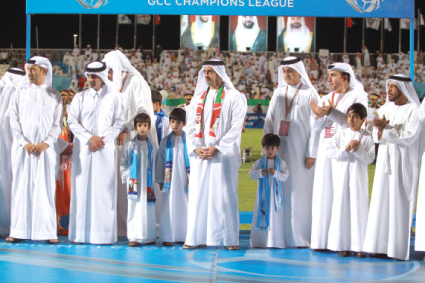 "سيف بن زايد وسلمان بن إبراهيم وخليفة بن حمد والسركال خلال مراسم التتويج"