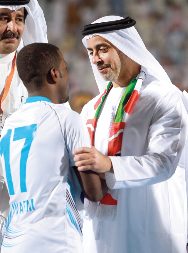 "رئيس نادي بني ياس يشد على أيدي اللاعب نواف مبارك"