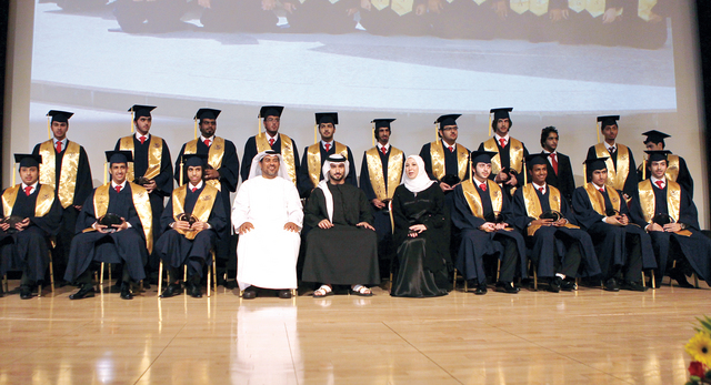 "ماجد بن محمد في صورة تذكارية مع الخريجين"