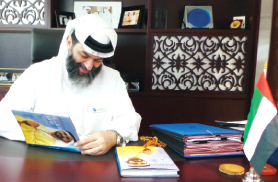 "قرقاش يوقع على الكتاب\t\tمن المصدر"
