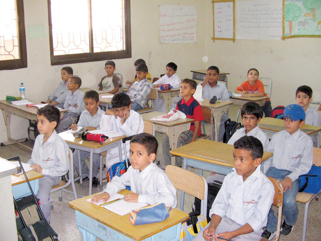 "طلاب مدرسة أم القرى التي ترعاها الجمعية الخيرية في أم القيوين من المصدر"