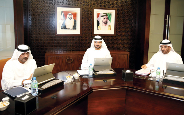 "مكتوم بن محمد يترأس الاجتماع بحضور أحمد بن سعيد وعبدالله الشيباني \t\t\t تصوير ــ سيف محمد"