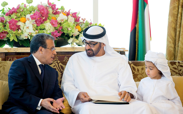 "محمد بن زايد يتسلم رسالة ملك المغرب من محمد آيت وعلي\tوام"