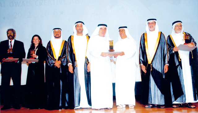 "من اليمين: شهاب غانم وسعيد حارب وحميد وعلي العويس وصقر السويدي ورشا يوسف ويوسف عيدابي أثناء تكريم زكي نسيبة \tمن المصدر"