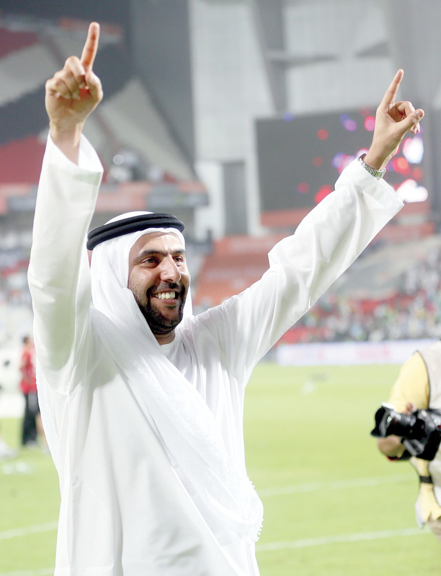 "النابودة فرحا يرفع علامة النصر"