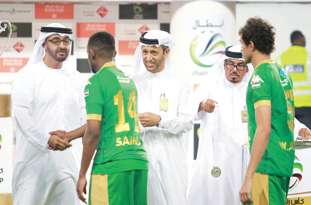 "محمد بن زايد يكرم لاعبي الشباب بالميداليات الفضية"