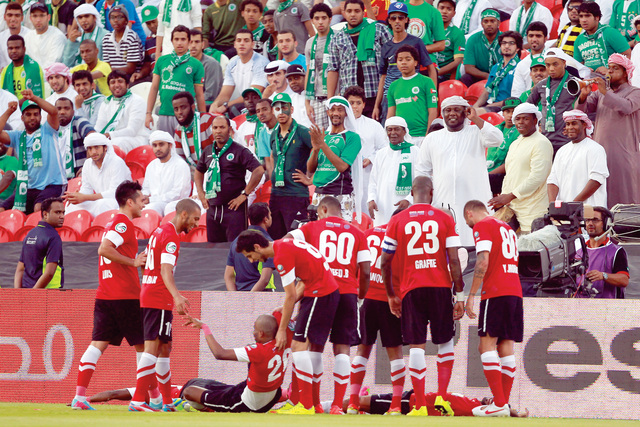 "لاعبو الأهلي يحتفلون وجماهير الشباب تصفق لهم"