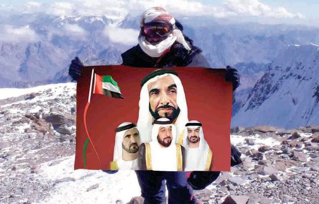 "المعمري يرفع علم الإمارات وبه صور القادة خلال صعوده قمة جبل ايفرست \tمن المصدر"