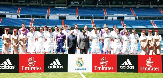 "أحمد بن سعيد وفلورينتينو بيريز يتوسطان أعضاء فريق ريال مدريد \tمن المصدر"