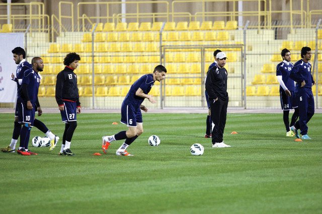 "الحصة الثانية من التدريب للمنتخب الاماراتي على ملعب الاهلي البحريني استعداد لمواجه قطر  بكاس الخليج  21  في البحرين   تصوير ــ يونس يونس"