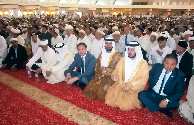 "الظاهري والمزروعي والكتبي ومفتي شيمكنت خلال افتتاح المسجد \tمن المصدر"
