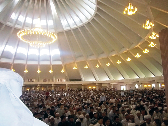 "آلالاف توافدوا من المناطق الكازاخسية لأداء الصلاة"