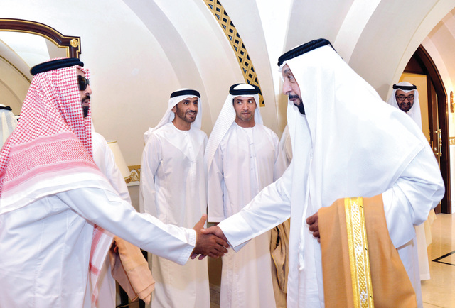 "وسموه بحضور محمد وهزاع ونهيان بن زايد مصافحا طحنون بن زايد"