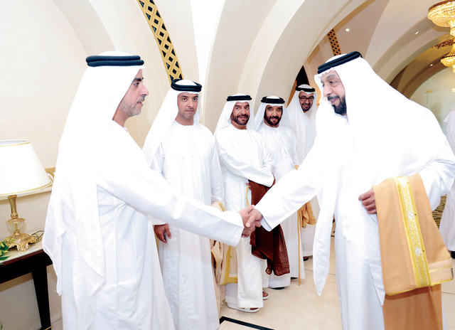 "خليفة بحضور محمد بن زايد وسيف وسرور بن محمد وهزاع بن زايد مصافحا سيف بن زايد"