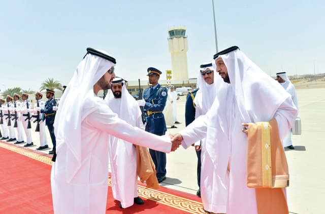 "رئيس الدولة وفي وداعه مكتوم بن محمد بحضور طحنون بن محمد والزعابي"