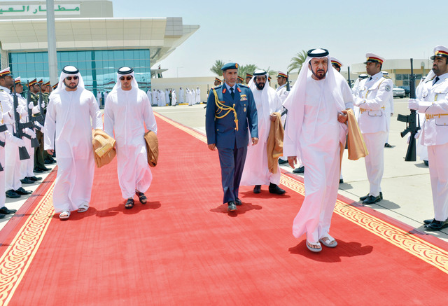 "خليفة لدى مغادرته البلاد وفي وداعه مكتوم بن محمد بحضور طحنون بن محمد ومنصور بن زايد وام"