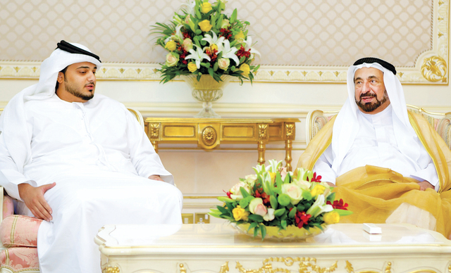 "سلطان القاسمي خلال استقباله أحمد بن عبد الله آل ثاني وأعضاء مجلس الإدارة\tمن المصدر"