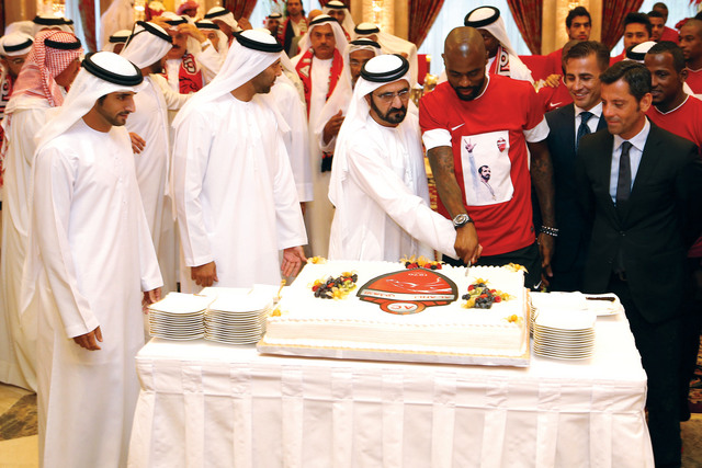 "محمد بن راشد يقطع تورتة الاحتفالية بحضور حمدان بن محمد وعبدالله النابودة وغرافيتي"