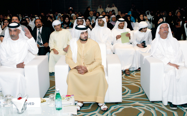 "ماجد بن محمد بن راشد خلال الحفل بحضور عبدالغفار حسين وخالد الكمدة \t تصوير ــــ محمود الخطيب"