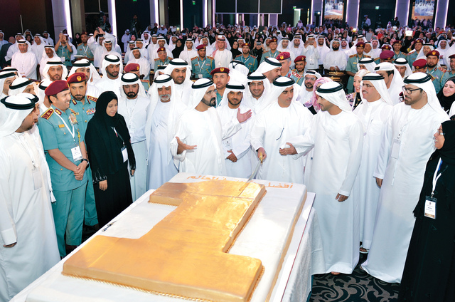 "نائب رئيس الدولة مبدياً ارتياحه ومتحدثاً إلى حمدان بن محمد وسيف بن زايد بحضور نهيان وحمدان بن مبارك والوزراء وكبار المسؤولين تصوير- خليفة اليوسف"