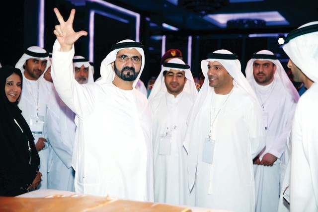 "محمد بن راشد رافعاً يده الكريمة مؤكداً الفوز والنصر والتميز"