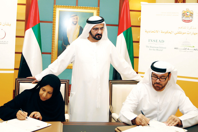 "محمد بن راشد يشهد توقيع الاتفاقية بين القرقاوي وميثاء الشامسي عن الحكومة الاتحاديةوجامعة زايد\tتصوير ـــ سيف محمد"