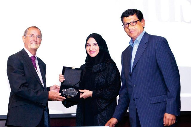 "خلال تسليم الجائزة لشركة دو"