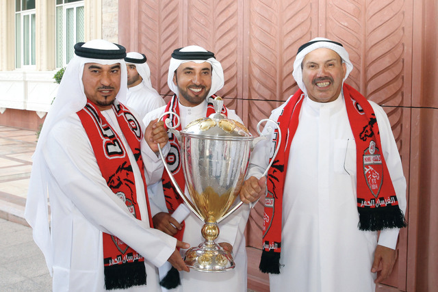 "مصبح الفتان وسلطان السبوسي وعبدالمجيد مع الكأس تصوير: محمد هشام"