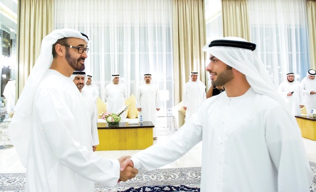 ".. وسموه يصافح أحد مستقبليه"