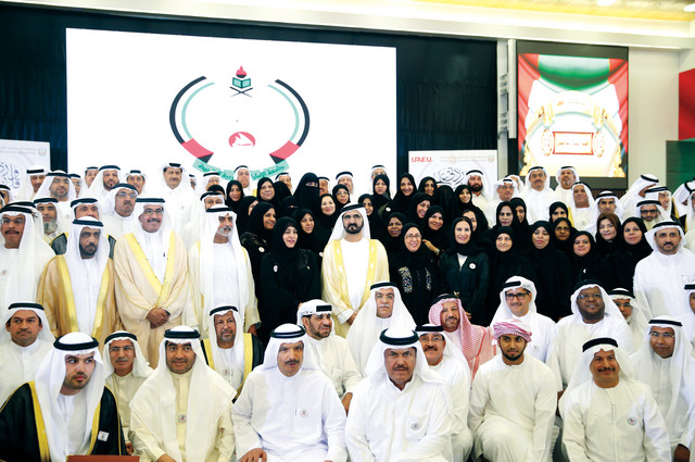 "نائب رئيس الدولة يتوسط خريجي الدفعةالأولى بحضور نهيان بن مبارك ومريم الرومي"
