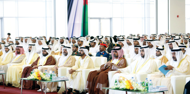 "محمد بن راشد خلال حفل التخريج بحضور سلطان بن محمد بن سلطان القاسمي وعمار بن حميد النعيمي ومحمد بن حمد الشرقي وراشد بن سعود المعلا ومحمد بن سعود القاسمي\t\t                    تصوير ـــ سيف محمد"