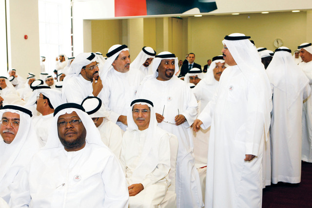 "إبراهيم المرزوقي يتبادل حديث الذكريات مع خريجي الدفعة الأولى"