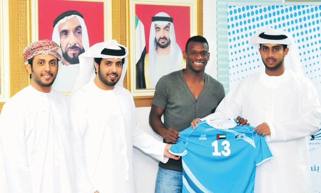 "اللاعب الجديد أثناء توقيع العقد \tمن المصدر"