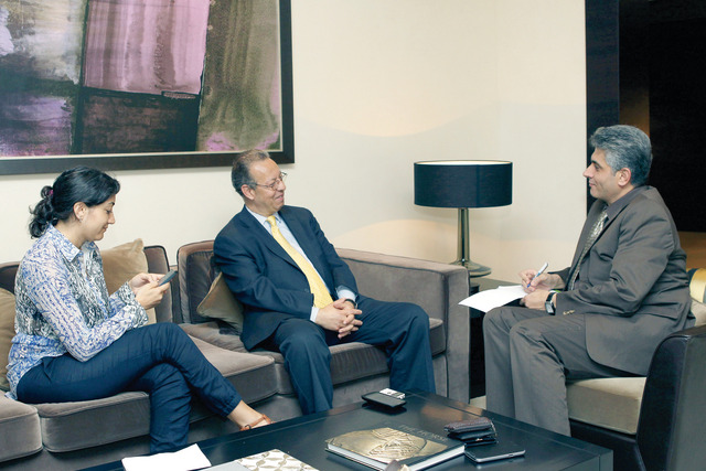 "جمال بنعمر خلال الحوار مع  البيان                     \t\t       تصوير: موهان"