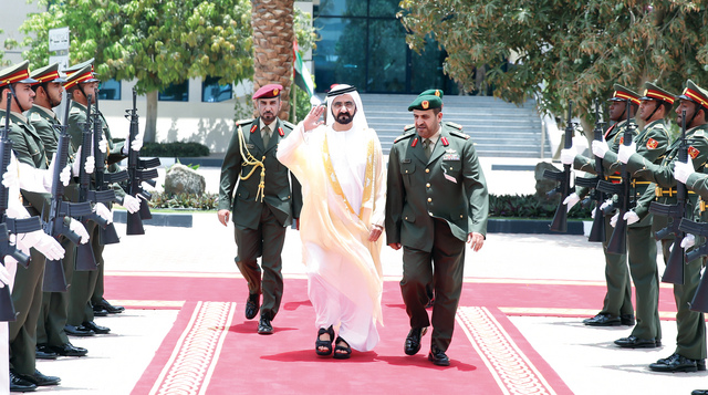 "نائب رئيس الدولة يحيي حرس الشرف بحضور أحمد بن علي \t تصوير- سيف محمد"