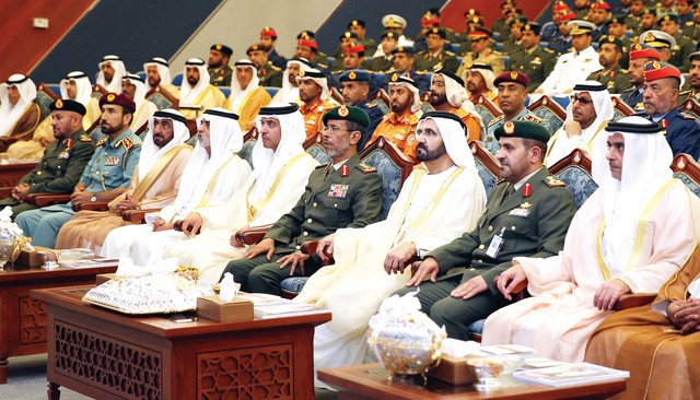 "محمد بن راشد يشهد حفل التخريج بحضور هزاع وسيف بن زايد ونهيان بن مبارك وعبيد الكعبي وحمد الرميثي وسيف الشعفار وأحمد بن علي وكبار المسؤولين والضباط \tتصوير- سيف محمد"