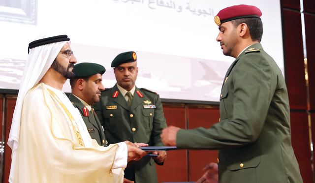 "محمد بن راشد يسلم الشهادات لعدد من الخريجين"