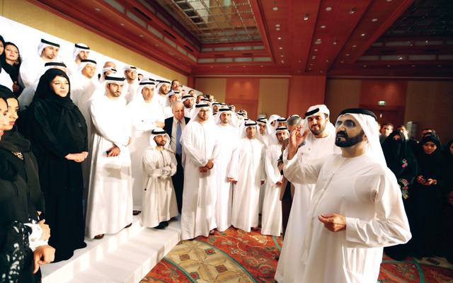 "محمد بن راشد متحدثاً إلى الموظفين والموظفات بحضور محمد القرقاوي"