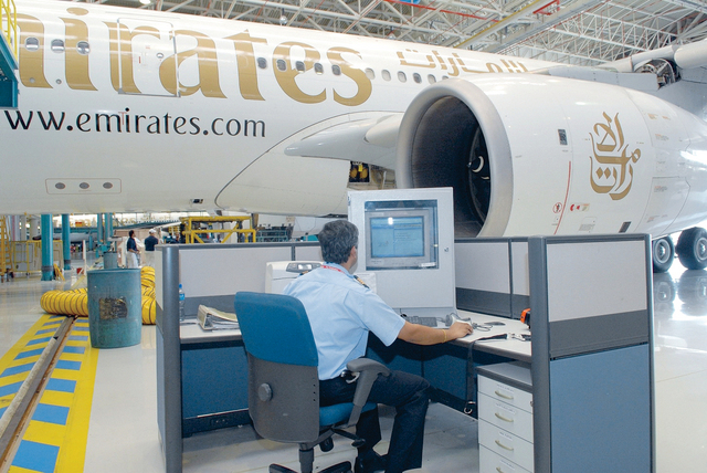 "إحدى طائرات الناقلة تخضع للفحص الدوري في المركز الهندسي \t من المصدر"