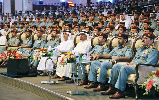 "سيف بن زايد وسيف الشعفار وضاحي خلفان وناصر النعيمي وقيادات الشرطة خلال الحفل\t  من المصدر"