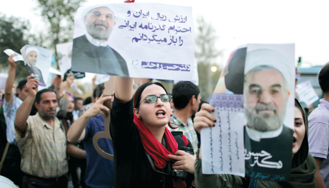 "إحدى مناصرات المرشح حسن روحاني خلال مسيرة داعمة له في أحد شوارع العاصمة طهران\tأ.ب"