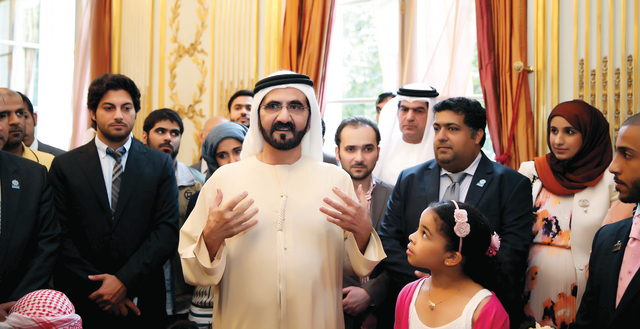 "نائب رئيس الدولة في حديث أبوي مع أبنائه الطلبة"