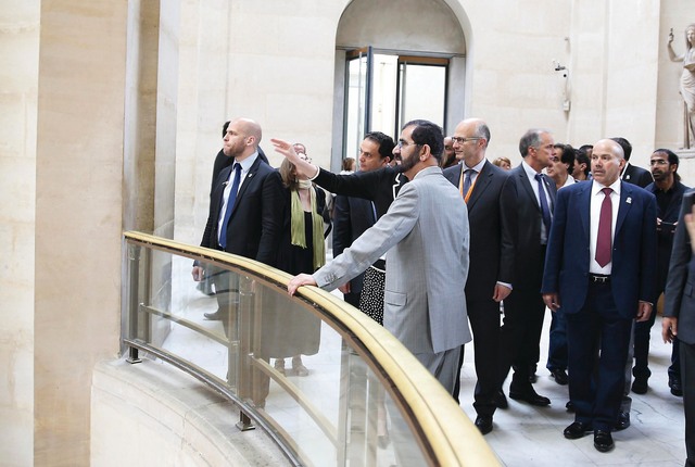 ".. وسموه يتجول في ردهات وقاعات المتحف"