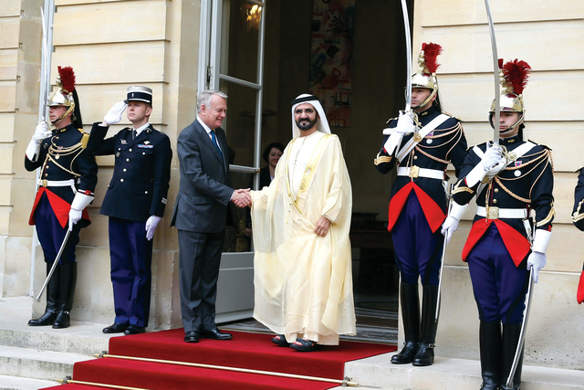 "محمد بن راشد مصافحاً رئيس الوزراء الفرنسي قبيل اللقاء\t تصوير ــ سيف محمد ومحمد هشام"