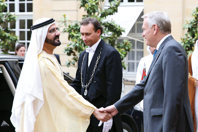 "نائب رئيس الدولة يصافح رئيس الوزراء الفرنسي"