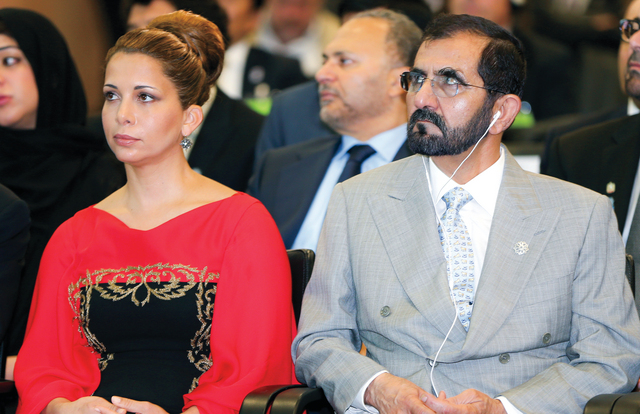 "سموه يتابع عرض الملف بحضور الأميرة هيا"