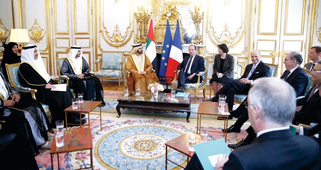 "محمد بن راشد لدى لقائه أولاند في قصر الإليزيه بحضور حمدان بن محمد وعبدالله بن زايد وأحمد بن سعيد وريم الهاشمي ولوران فابيوس"