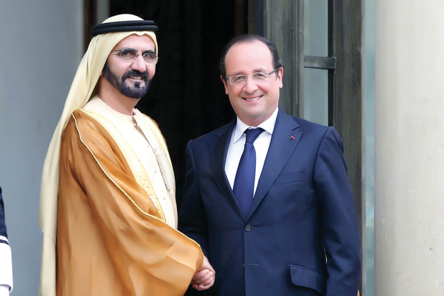 "محمد بن راشد يصافح أولاند"