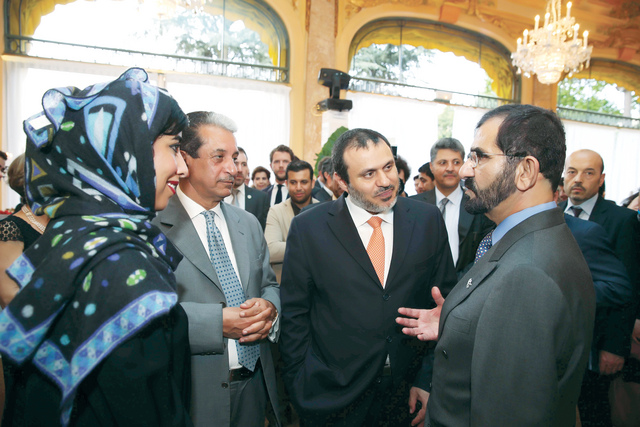 "محمد بن راشد يتبادل الاحاديث مع كبار الضيوف بحضور منى المري"